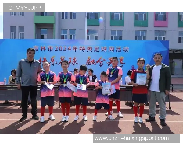 感谢足球教练的辛勤付出与无私奉献让我们在球场上成长与进步